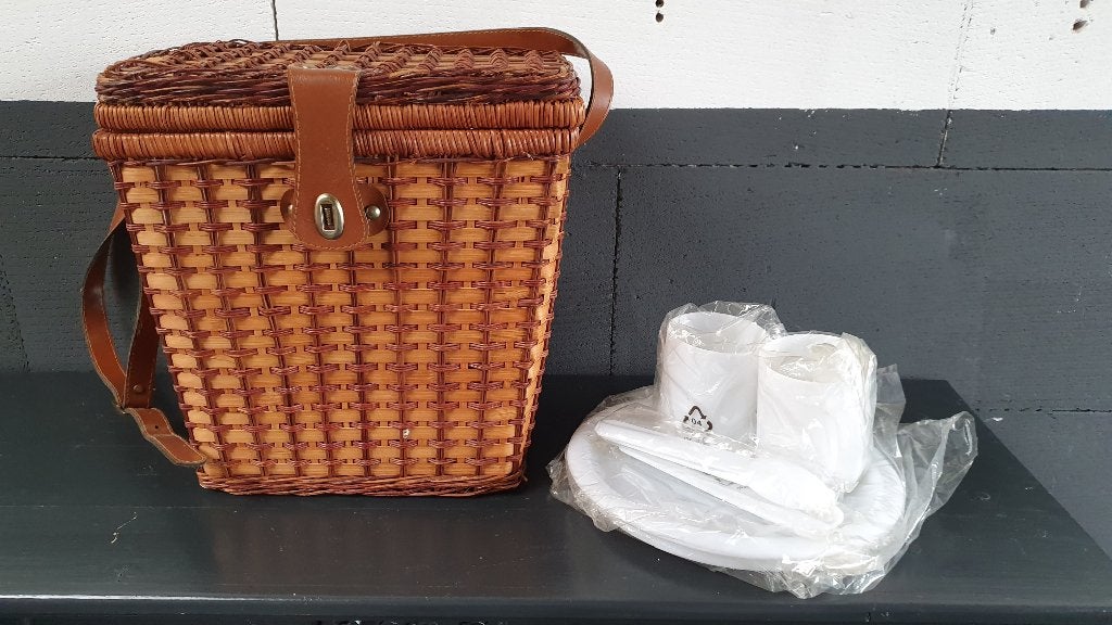 Rieten picknickmand in koffer, met hard plastic inhoud. S23, Tweedehands verkoop, Tweedehands verkoop, Gebruikt, Ophalen of Verzenden