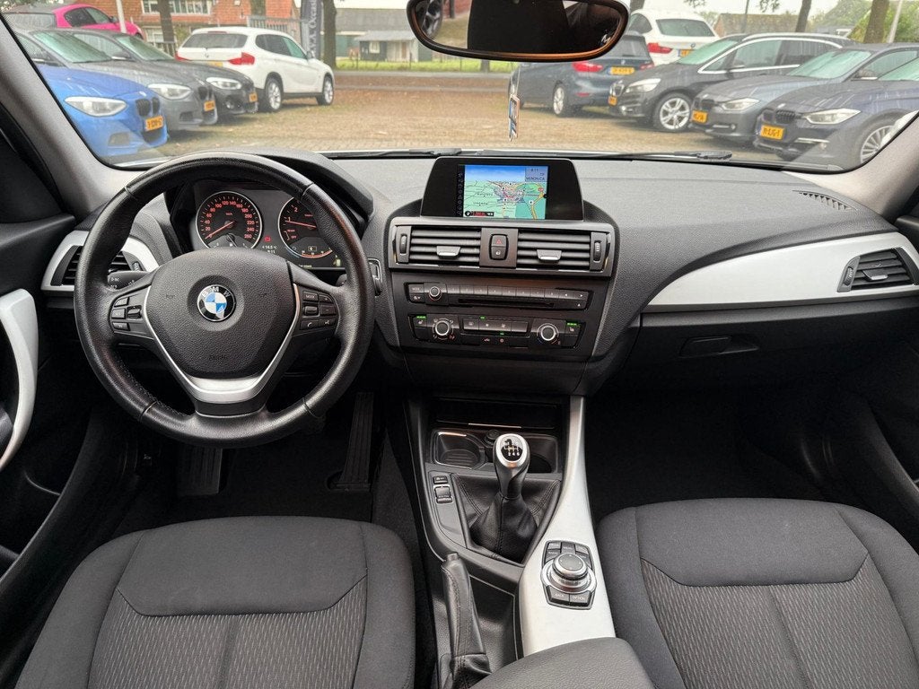 BMW 1-serie 116i Business+|Nieuwe Ketting + Klepseals|Naviga, Auto's, 1-Serie, Euro 5, Gebruikt, Zwart