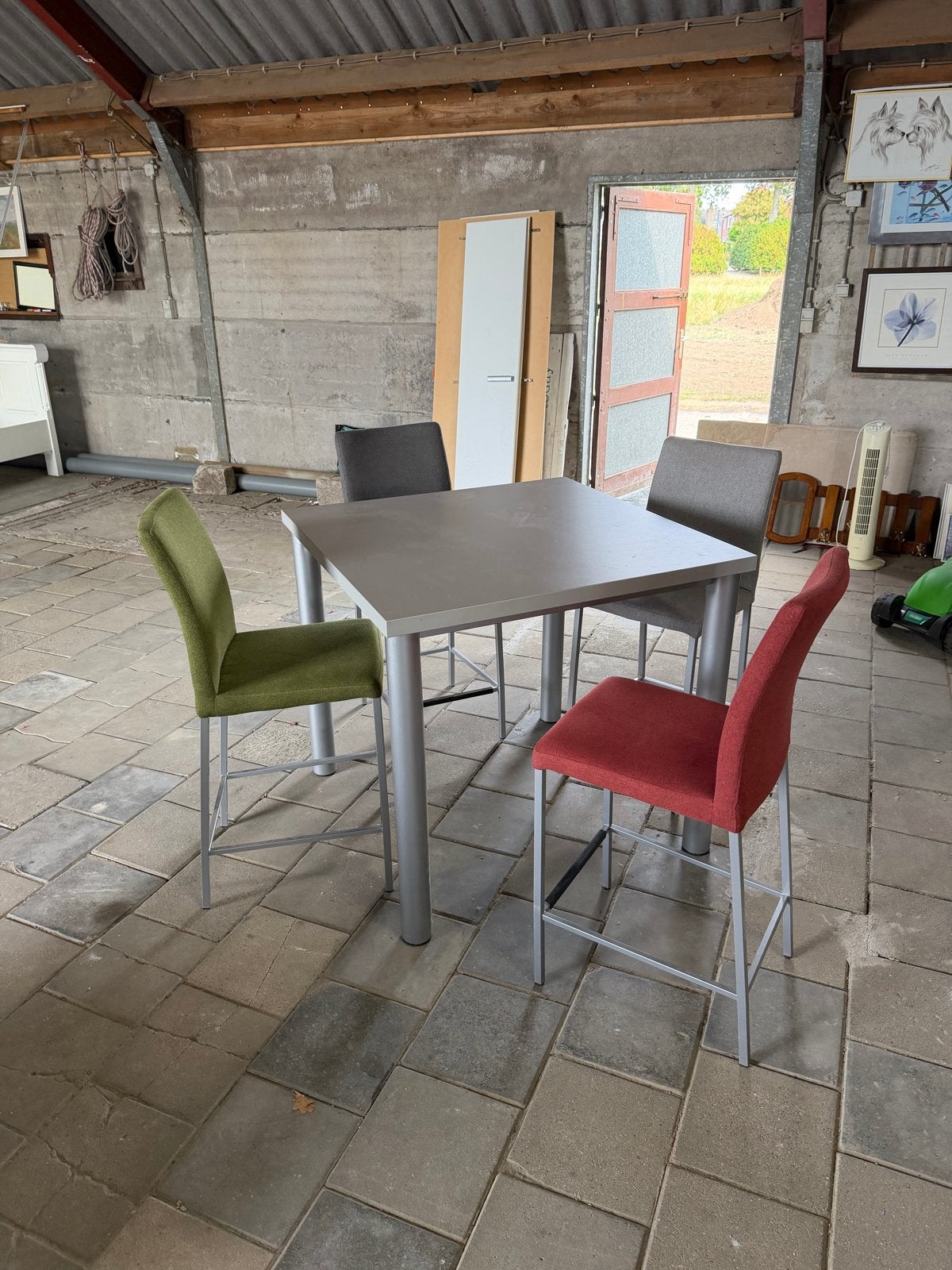 Hoge tafel met 4 stoelen - 100x100 cm, hoogte 93 cm, Ophalen, Gebruikt