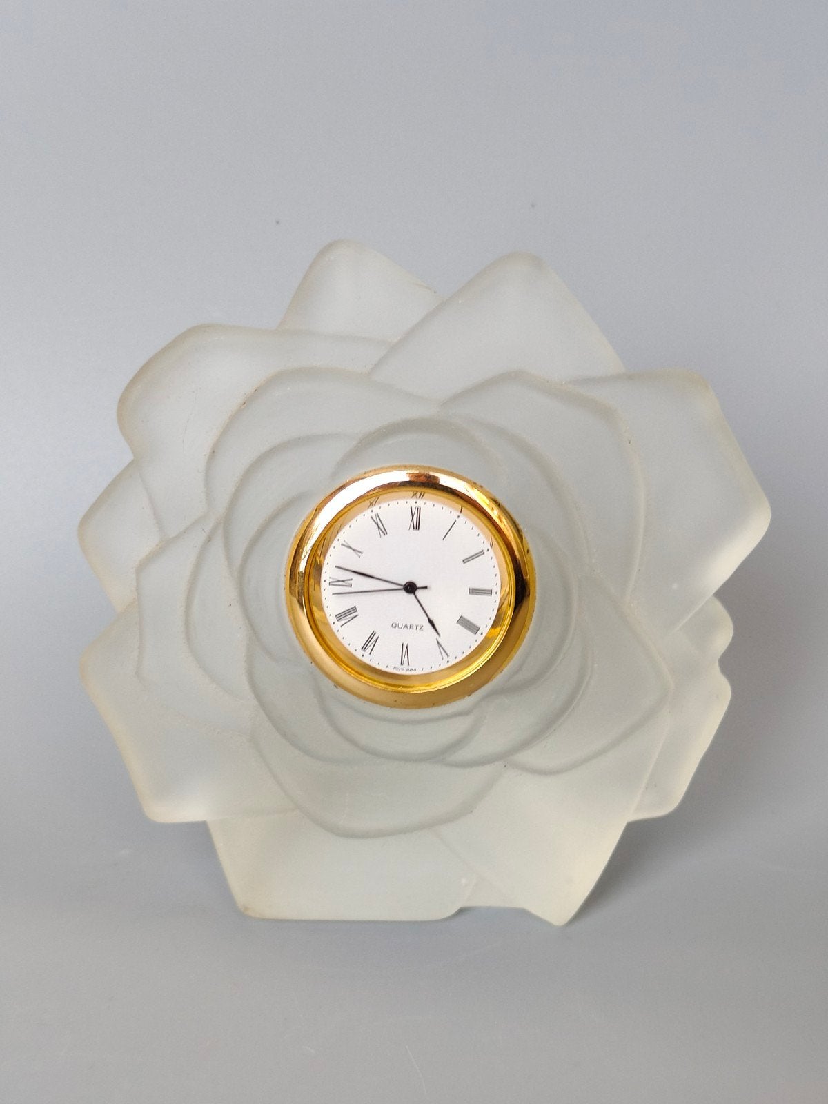 Vintage klok gesatineerd glas Lalique stijl, Antiek en Kunst, Verzenden