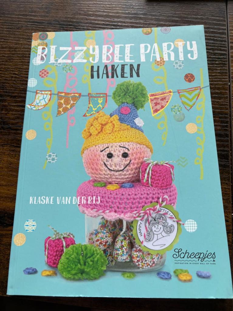 BizzyBee Party Haken - Haakboek van Klaske van der Bij, Hobby en Vrije tijd, Ophalen of Verzenden, Zo goed als nieuw, Haken, Patroon of Boek