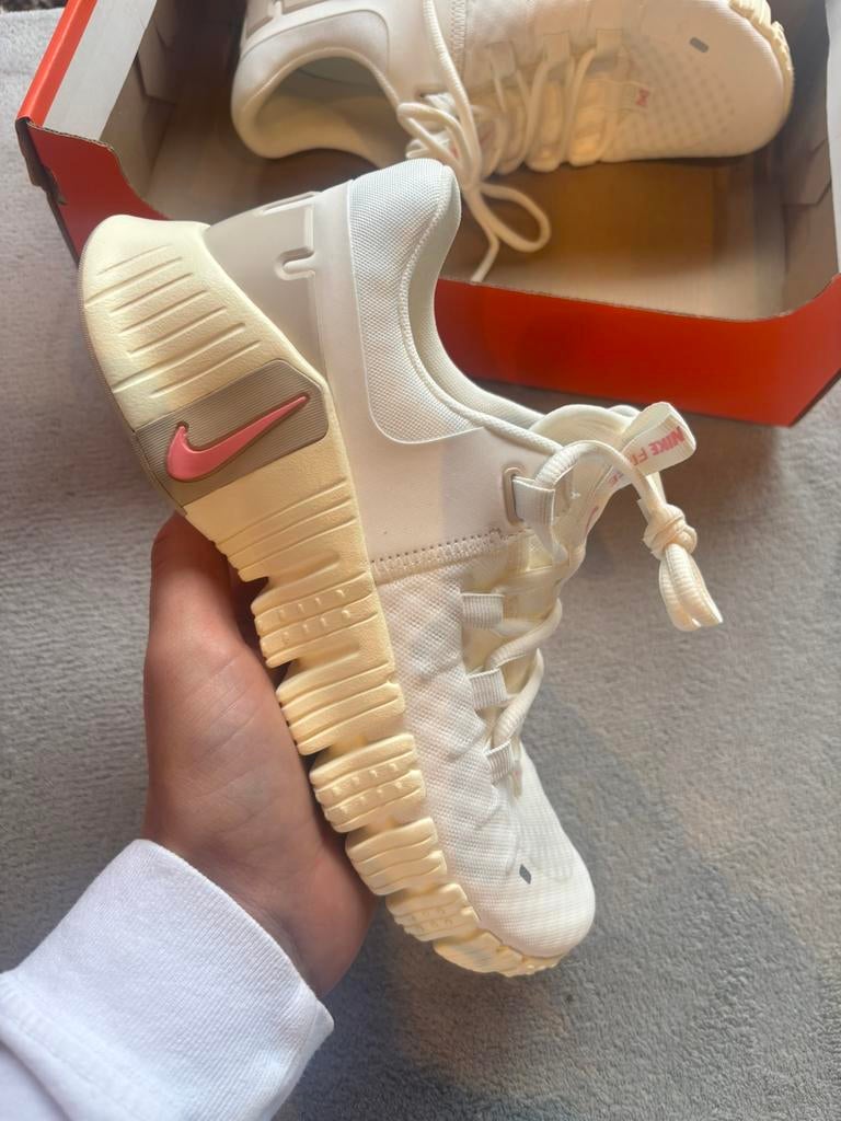 Nike free metcon 5 sail - maat 40 - nieuw, Kleding | Dames, Schoenen, J, Beige, Nieuw, Ophalen of Verzenden