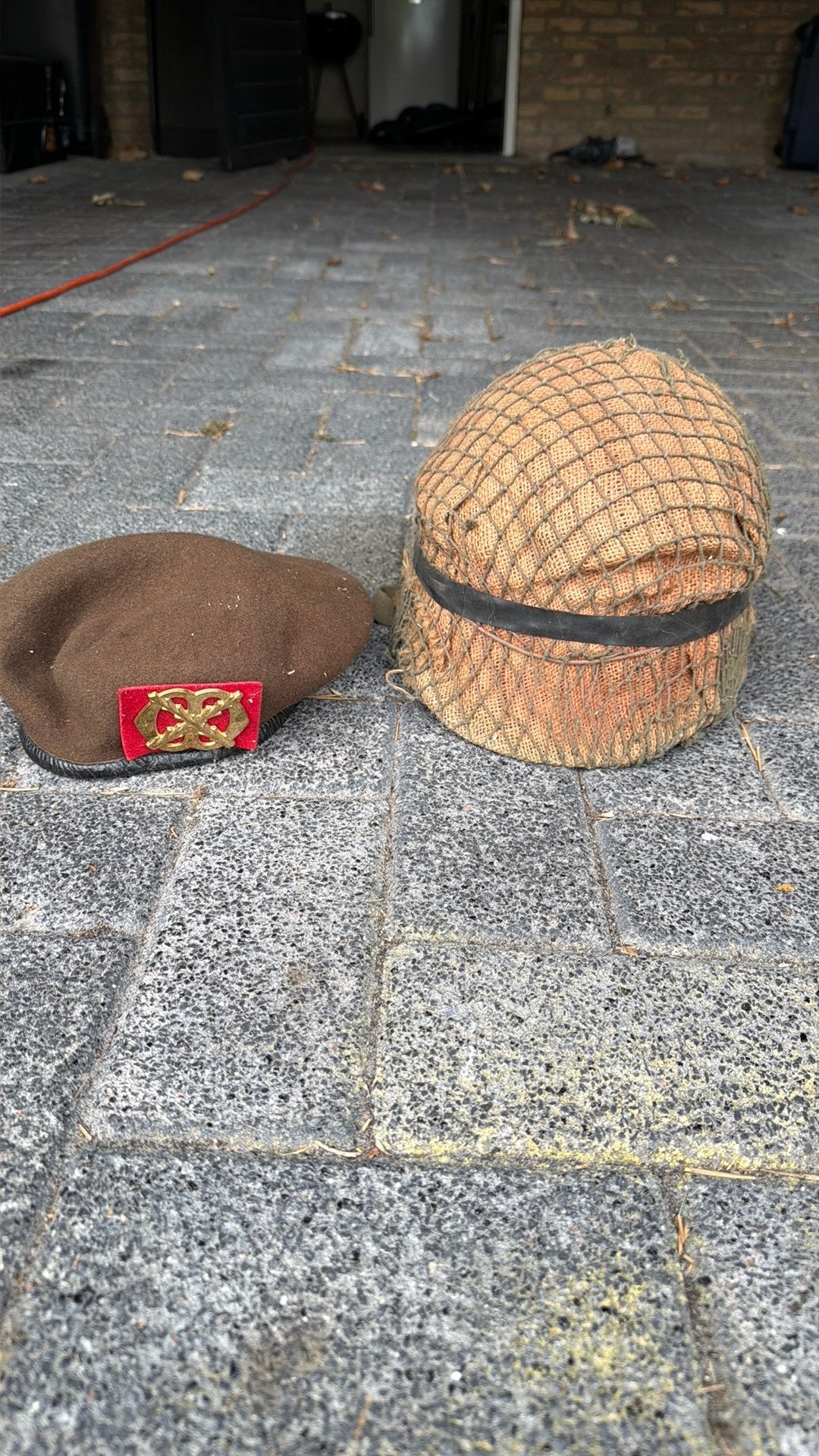 Defensie leger baret en helm, Ophalen of Verzenden, Landmacht, Nederland, Helm of Baret