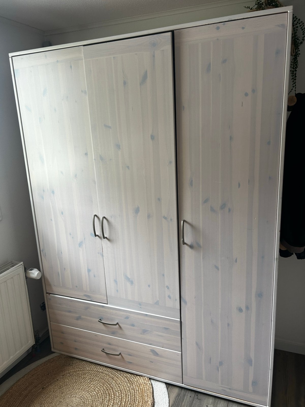 2 white wash kledingkasten, 2 ladekastjes en buro - Dordrech