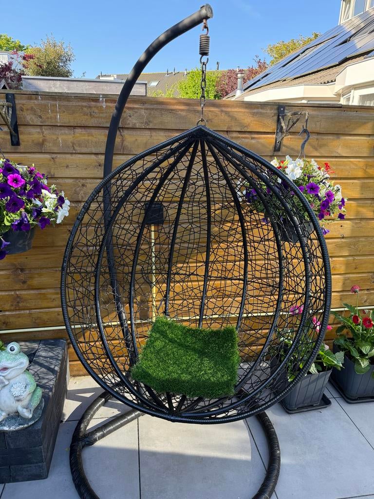 Zwarte hangstoel met standaard - Wicker, Ophalen of Verzenden, Gebruikt, Wicker