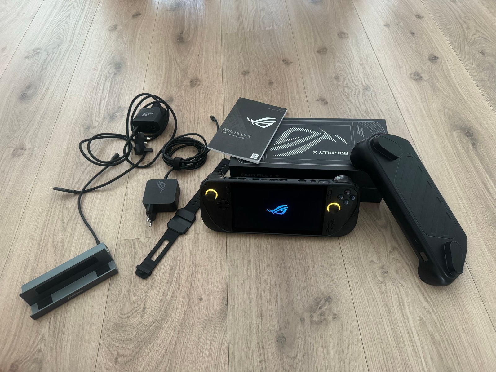 ASUS ROG Ally X 1TB + ROG Gaming Charger Dock, Spelcomputers en Games, Spelcomputers | Overige, Ophalen, ASUS, Zo goed als nieuw