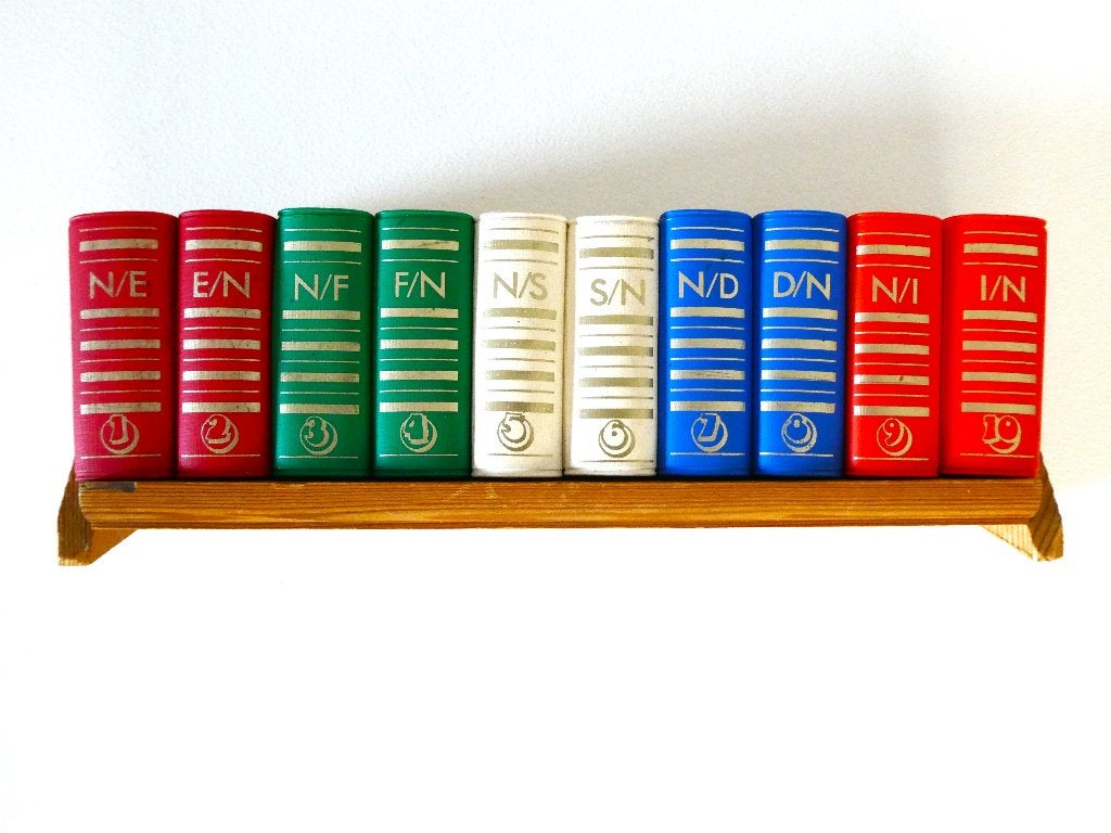 Vintage Dikkertje Mini-Woordenboeken 10 delig + boekenplank, Antiek en Kunst, Ophalen of Verzenden