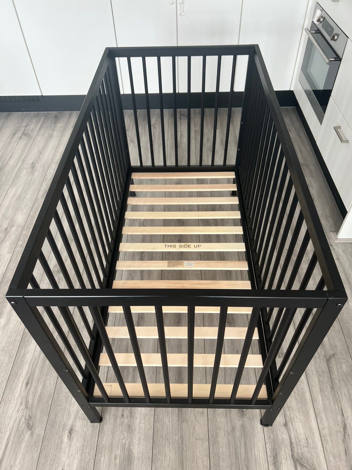 Ledikant zwart 60x120  + earosleep zie beschrijving, Kinderen en Baby's, Ophalen, Gebruikt, Vierkant, In hoogte verstelbaar