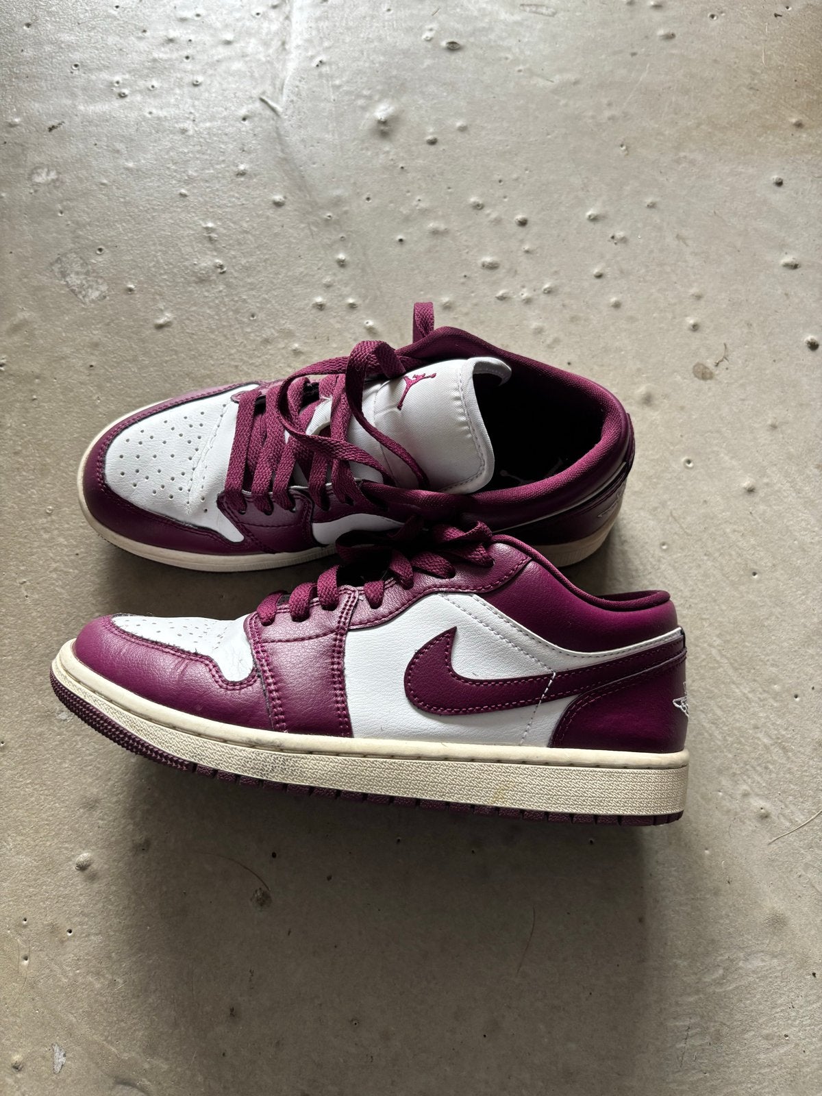 Nike Air Jordan 1 Low Bordeaux - Maat 39, Kleding | Dames, Ophalen, Zo goed als nieuw, Overige kleuren, Sneakers of Gympen