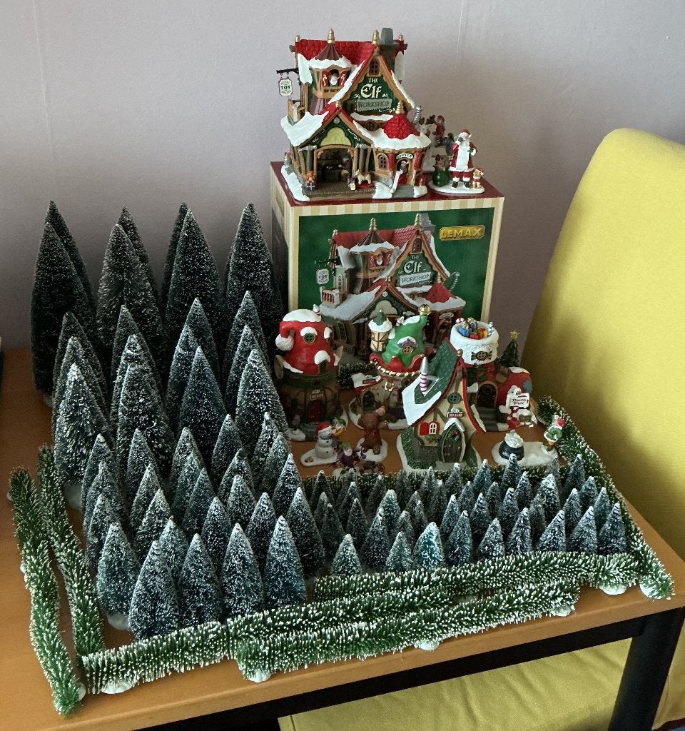 Lemax Elf workshop+Elf Lane 1 t/m 4+figuren+bomen+heggen., Diversen, Ophalen, Gebruikt