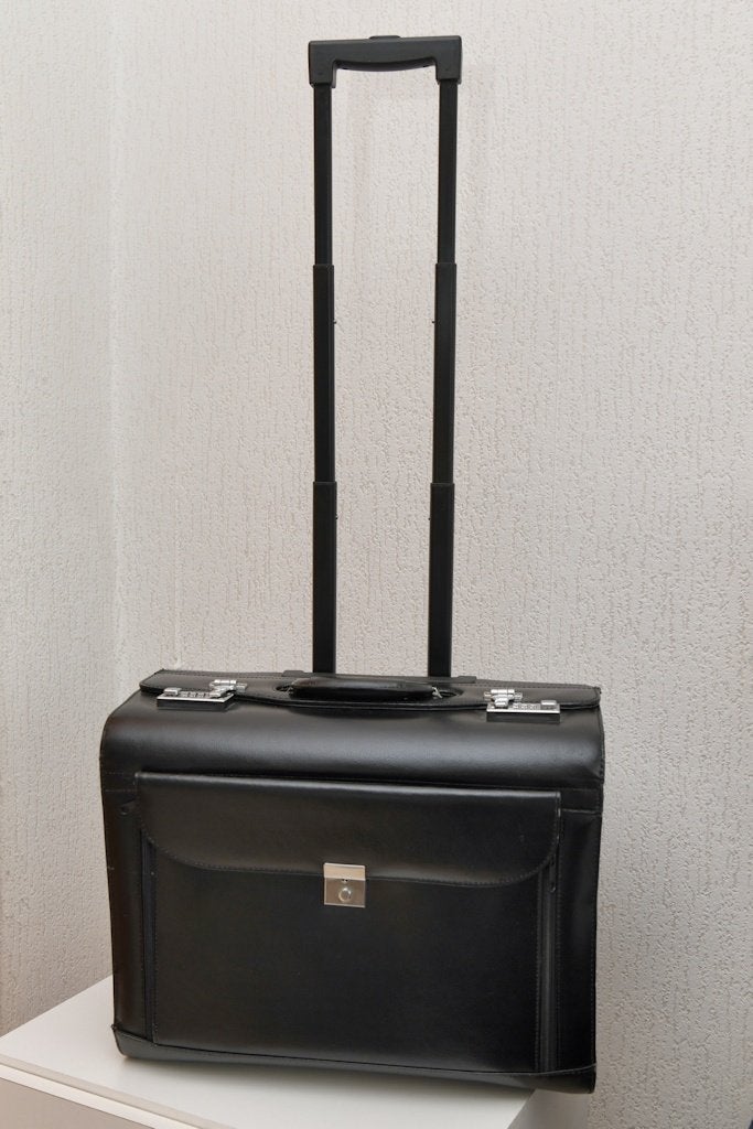 Zwarte Pilotenkoffer, Ophalen, Uitschuifbare handgreep, 30 cm of meer, Zwart