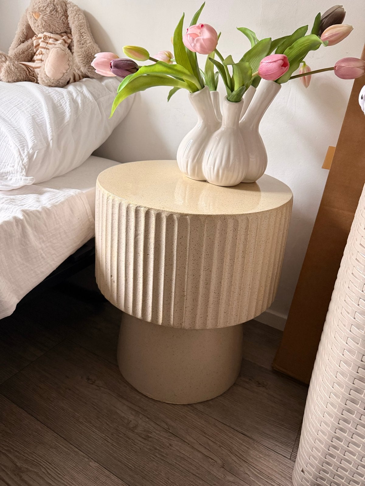 Stijlvolle Bijzettafel Japandi minimalistisch, Minder dan 55 cm, Rond, Ophalen of Verzenden, Zo goed als nieuw