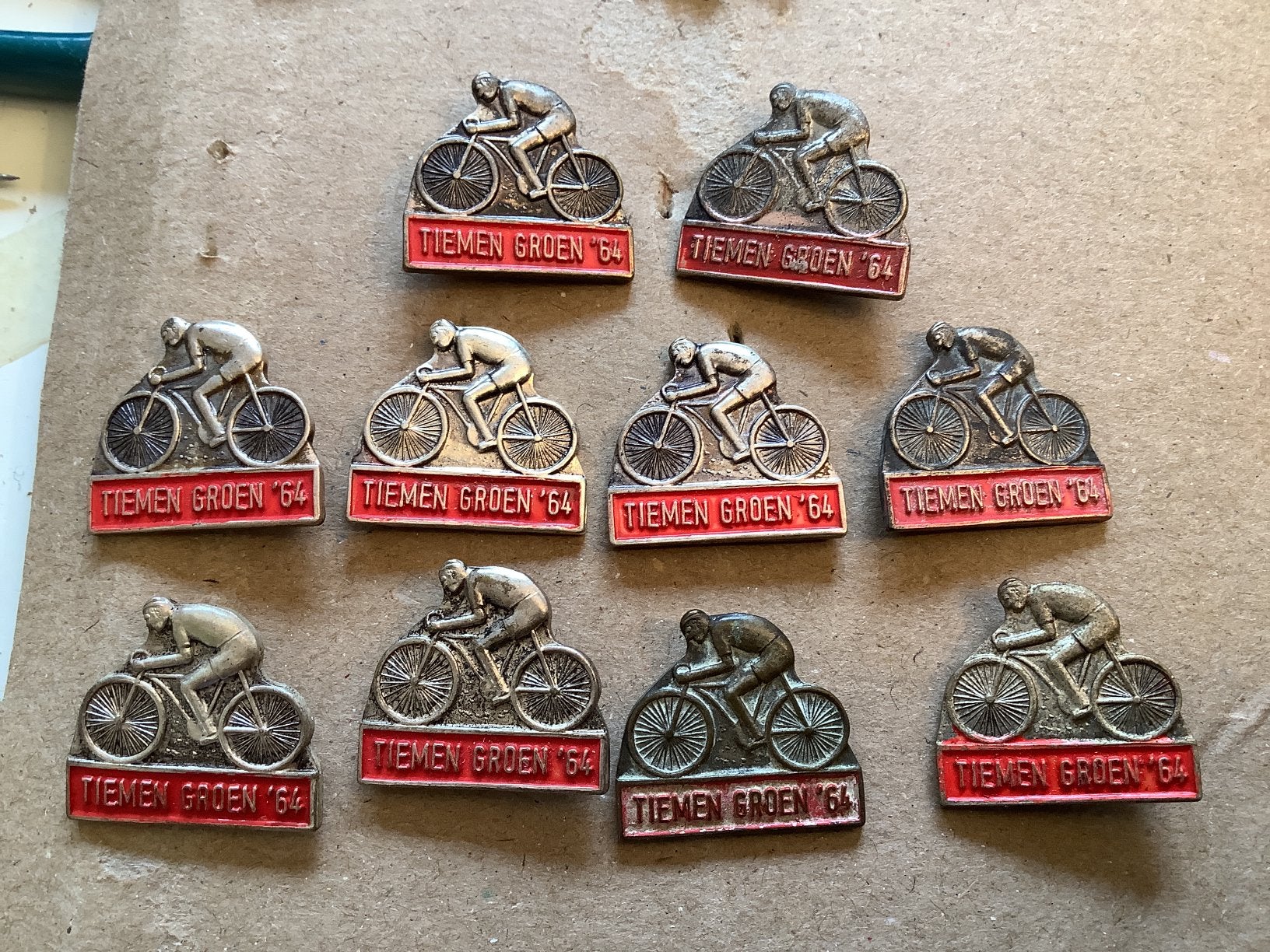 10 speldjes wielrennen Tiemen Groen 64, Verzamelen, Speldjes, Pins en Buttons, Ophalen of Verzenden, Gebruikt, Overige onderwerpen