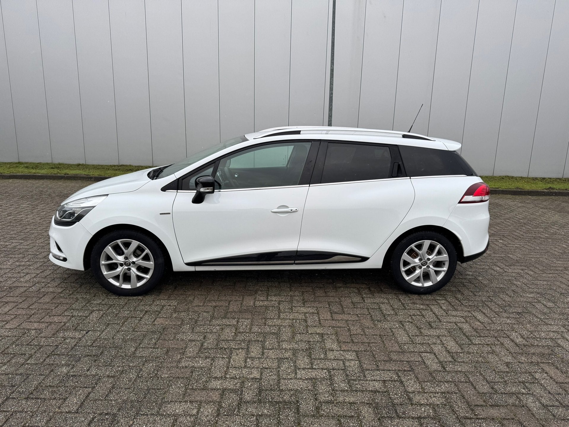 Renault Clio Estate 0.9 TCe Limited , Navigatiesysteem , Cru, Voorwielaandrijving, 898 cc, Euro 6, 1098 kg