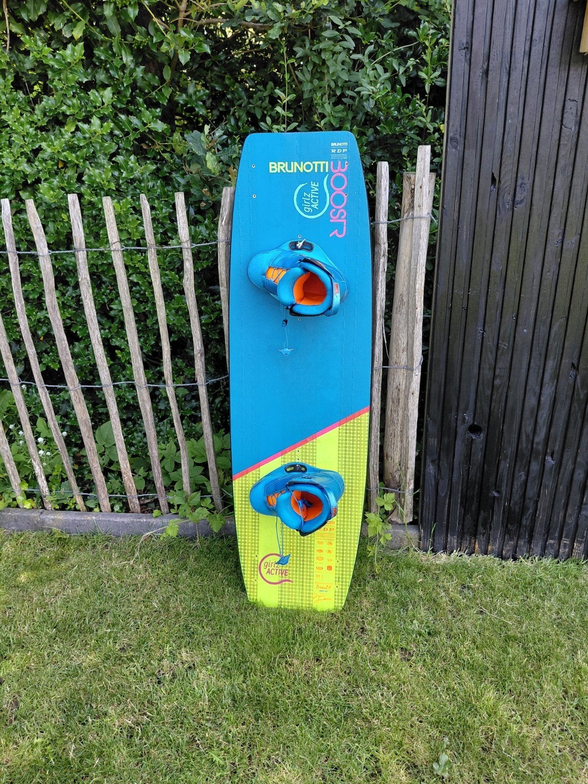 Brunotti Wakeboard 138x43cm zgan incl. Ronix boots maat 9, Ophalen, Zo goed als nieuw