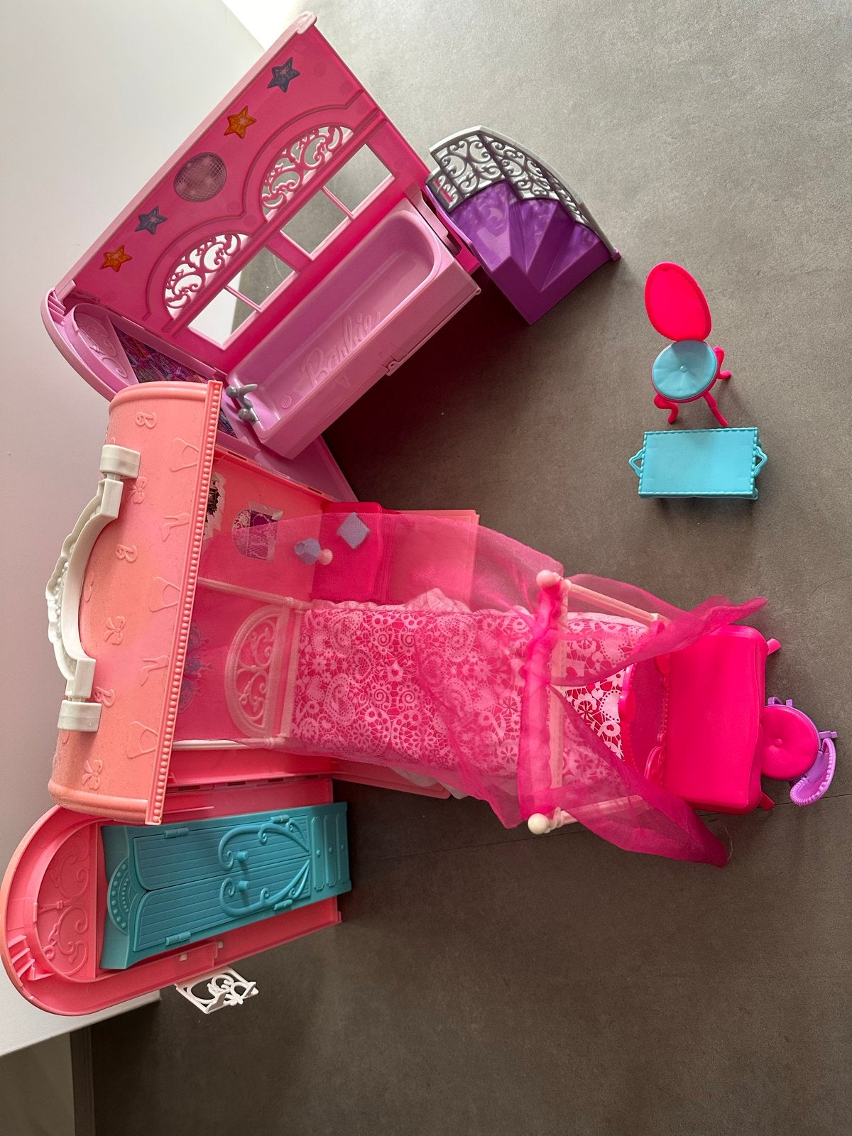 Barbie huis Draagbaar met Meubels, Ophalen of Verzenden, Gebruikt, Poppenhuis