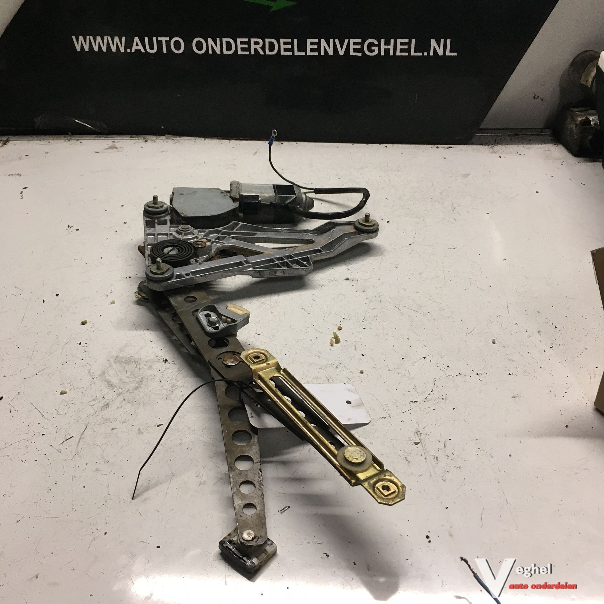 Mercedes W126  Type 1  Elektr Raammechanisme Linksvoor