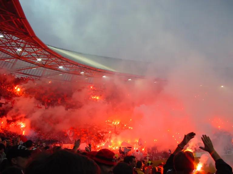 Seizoenskaart feyenoord Vak X GEZOCHT, Tickets en Kaartjes, Sport | Voetbal, Eén persoon, Augustus, Seizoenskaart