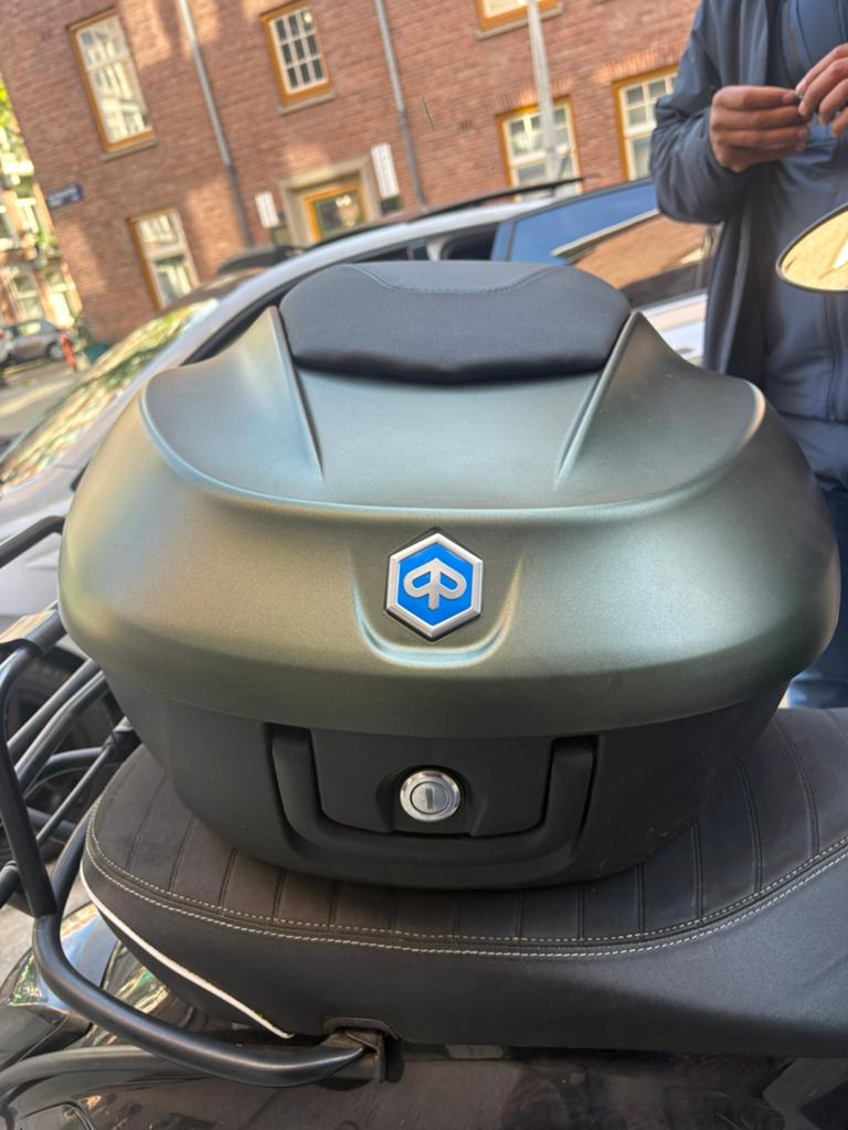Piaggio beverly 400 top koffer, Motoren, Ophalen, Nieuw