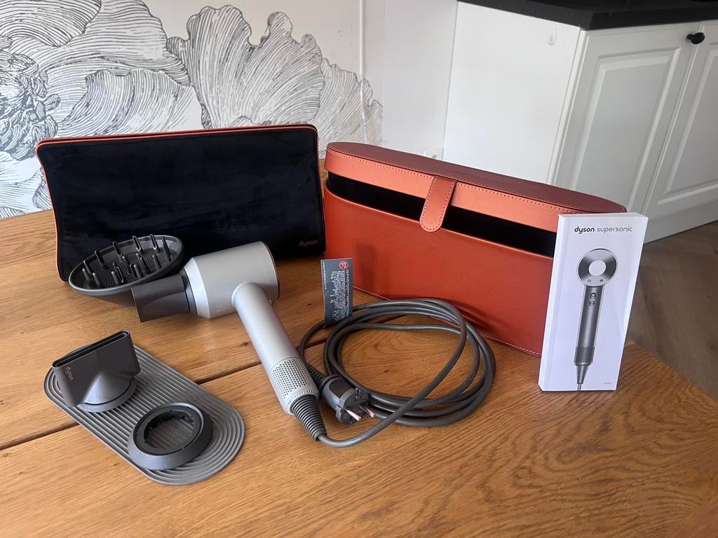 Dyson supersonic fohn met opbergkoffer en reisetui, Sieraden, Tassen en Uiterlijk, Uiterlijk | Haarverzorging, Ophalen of Verzenden