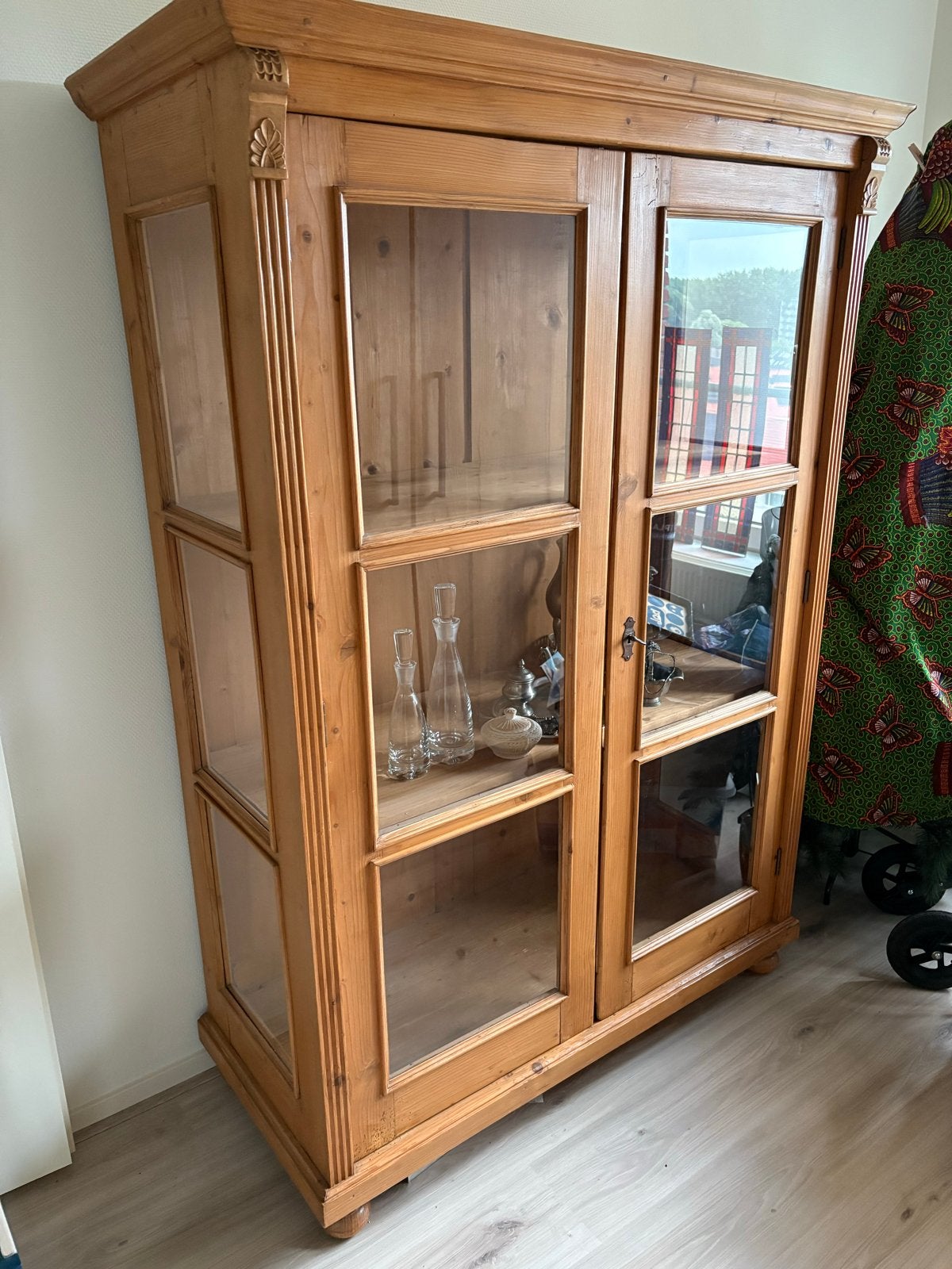 Antieke grenen vitrinekast met glazen deuren, Ophalen, Gebruikt, 100 tot 150 cm, 25 tot 50 cm