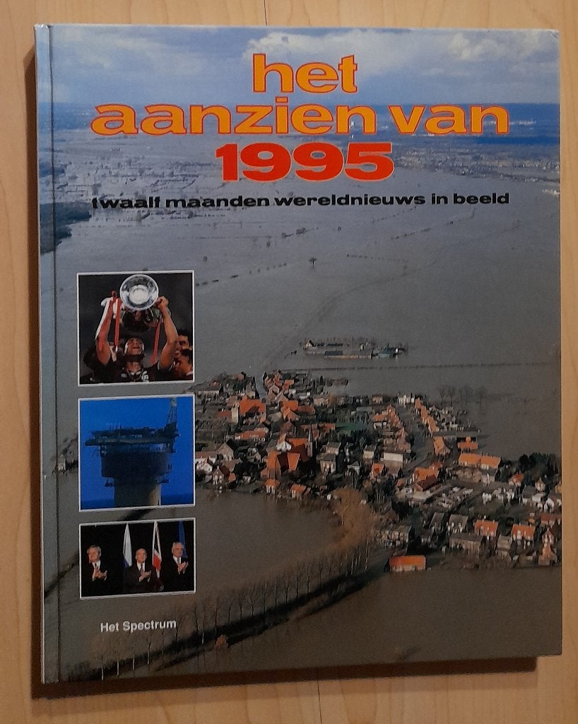 HET AANZIEN VAN 1989 en 1995 TWAALF MAANDEN WERELDNIEUWS IN, Ophalen of Verzenden, Zo goed als nieuw
