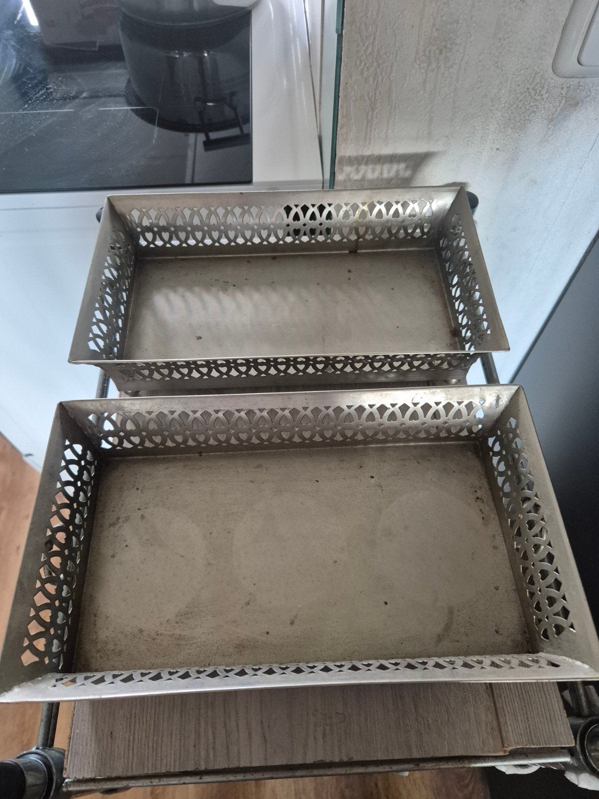 2 decoratieve dienbladen, Huis en Inrichting, Woonaccessoires | Dienbladen, Ophalen of Verzenden, Gebruikt, Rechthoekig, Metaal