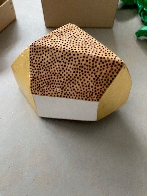 Beppe Kessler 'Home', solide gebouw extreem licht balsahout, Antiek en Kunst, 8 cm, Goud, Hout, Handgemaakt