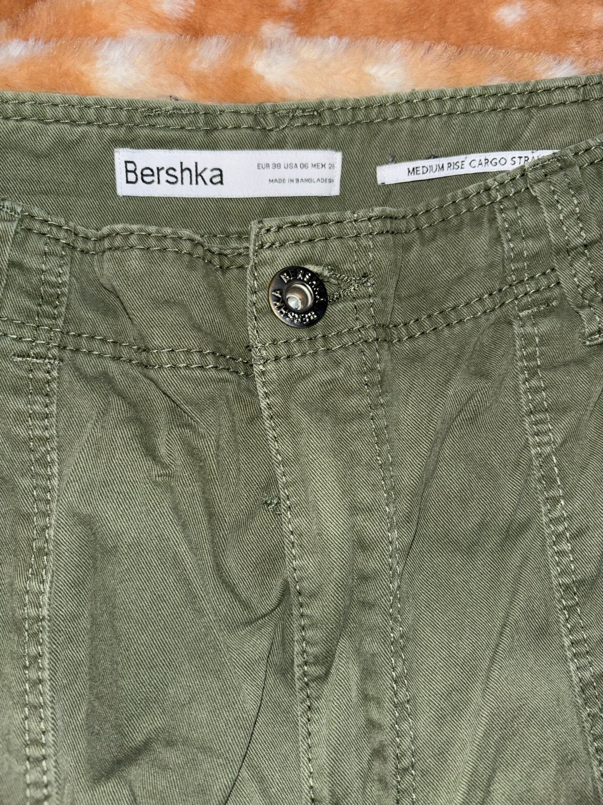 Bershka Groene Cargo Broek Maat 38, Kleding | Dames, Maat 38/40 (M), Ophalen of Verzenden, Zo goed als nieuw, Lang