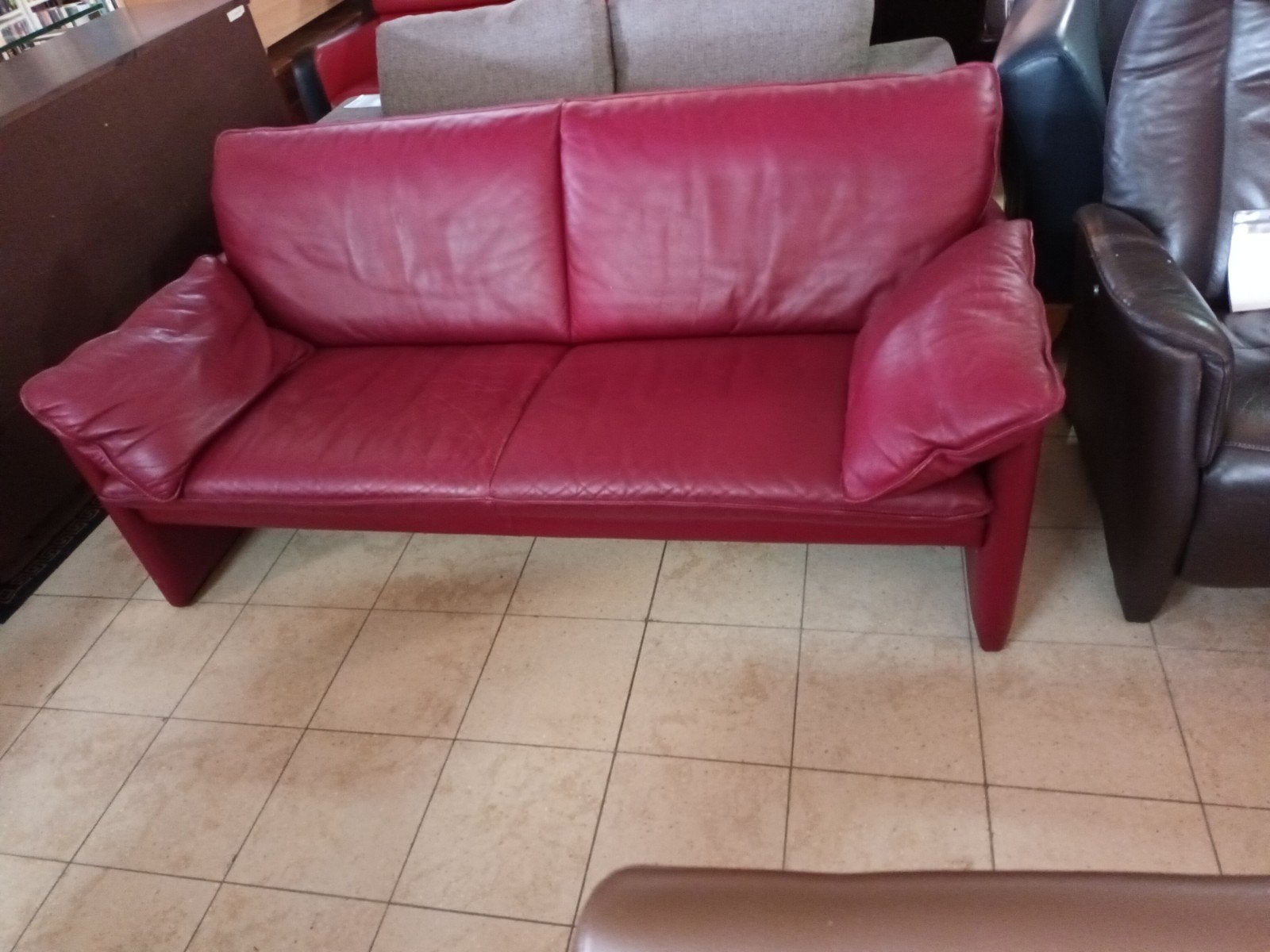 Mooie Bordeaux Rode Bank., Huis en Inrichting, Banken | Bankstellen, Gebruikt, Rechte bank, Tweepersoons, 150 tot 200 cm, 75 tot 100 cm
