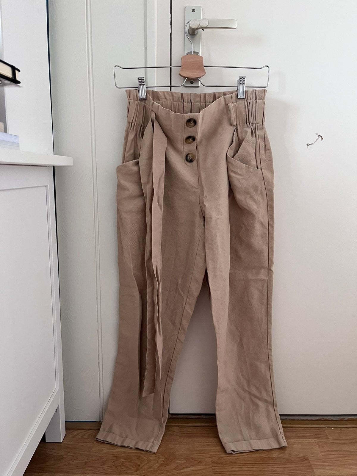 Costes Blue Pantalon met strikceintuur – Beige (Maat XS), Beige, Ophalen of Verzenden, Zo goed als nieuw, Maat 34 (XS) of kleiner