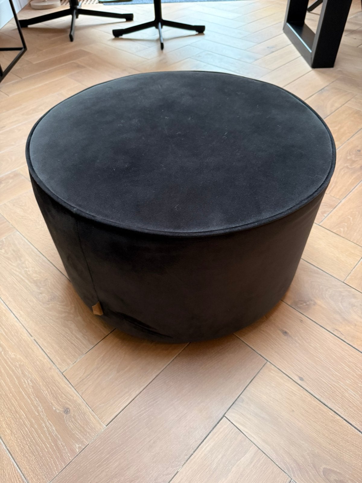 Zwarte poef, Ophalen, Zo goed als nieuw, Stof, 50 tot 75 cm