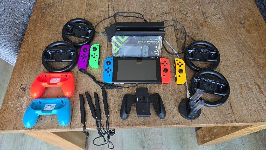 Nintendo Switch + 3 extra controllers + veel accessoires, Ophalen of Verzenden, Zo goed als nieuw, Met 3 controllers of meer, Switch Original