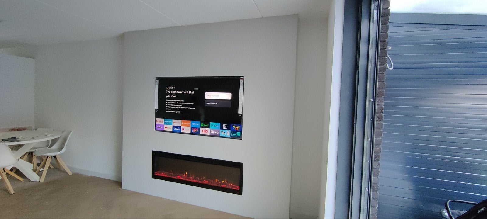 Foto 3 van Cinewall, koof, tv kast , sfeerhaard. Dicoratie. Media-wall