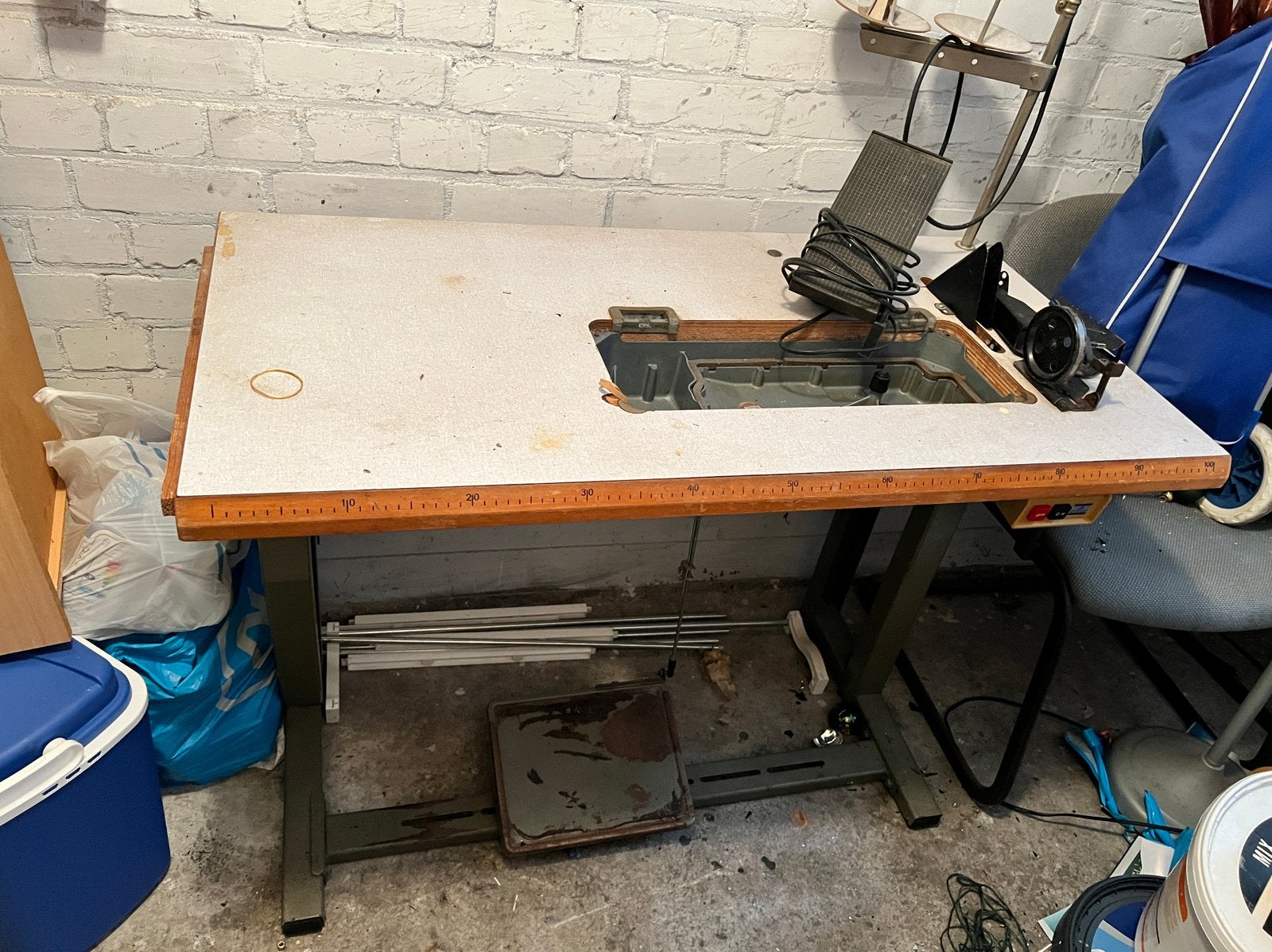 Naaimachine tafel zonder naaimachine, Ophalen, Zo goed als nieuw