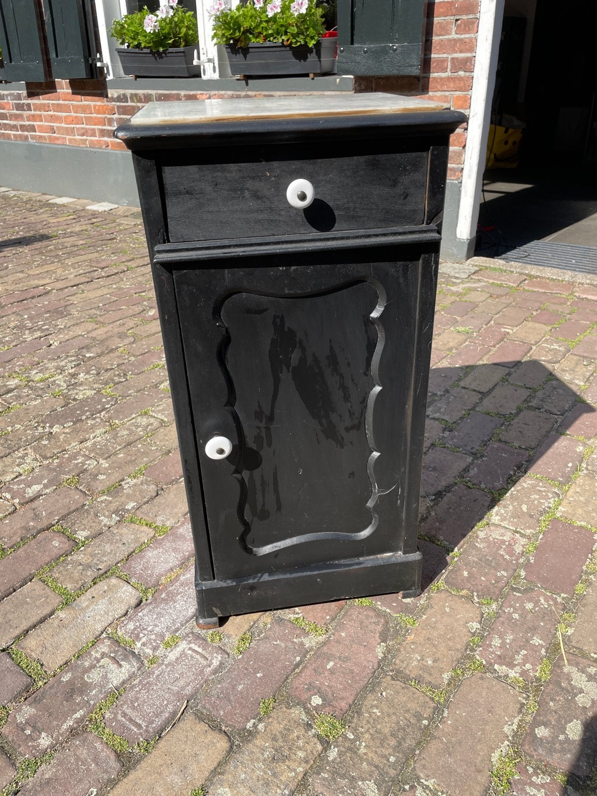Oud zwart kastje met marmeren bovenblad, Ophalen