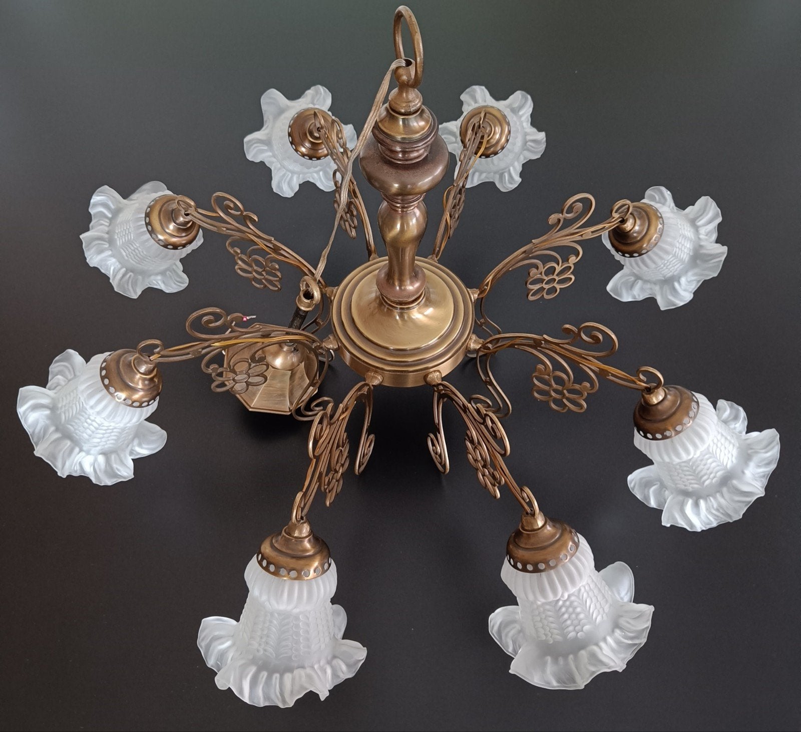 Vintage kroonluchter met 8 glazen kappen., Ophalen