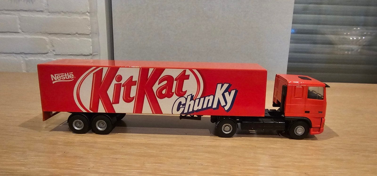 TE KOOP MOOIE LIONTOYS DAF 95 XF KITKAT CHUNKY SCHAAL1:50

S, Ophalen of Verzenden, Zo goed als nieuw, Bus of Vrachtwagen, Lion Toys