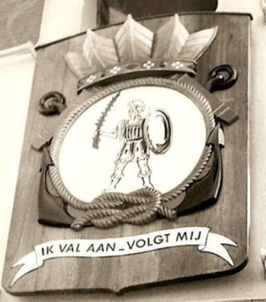 GEZOCHT: Wapenschild Zr.Ms.K. Doorman (met opstaande kroon!), Ophalen of Verzenden, Marine, Nederland, Embleem of Badge