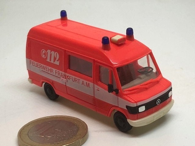 Brandweer Mercedes 207 D Frankfurt A.M, Herpa, Ophalen of Verzenden, Gebruikt, Bus of Vrachtwagen, Herpa