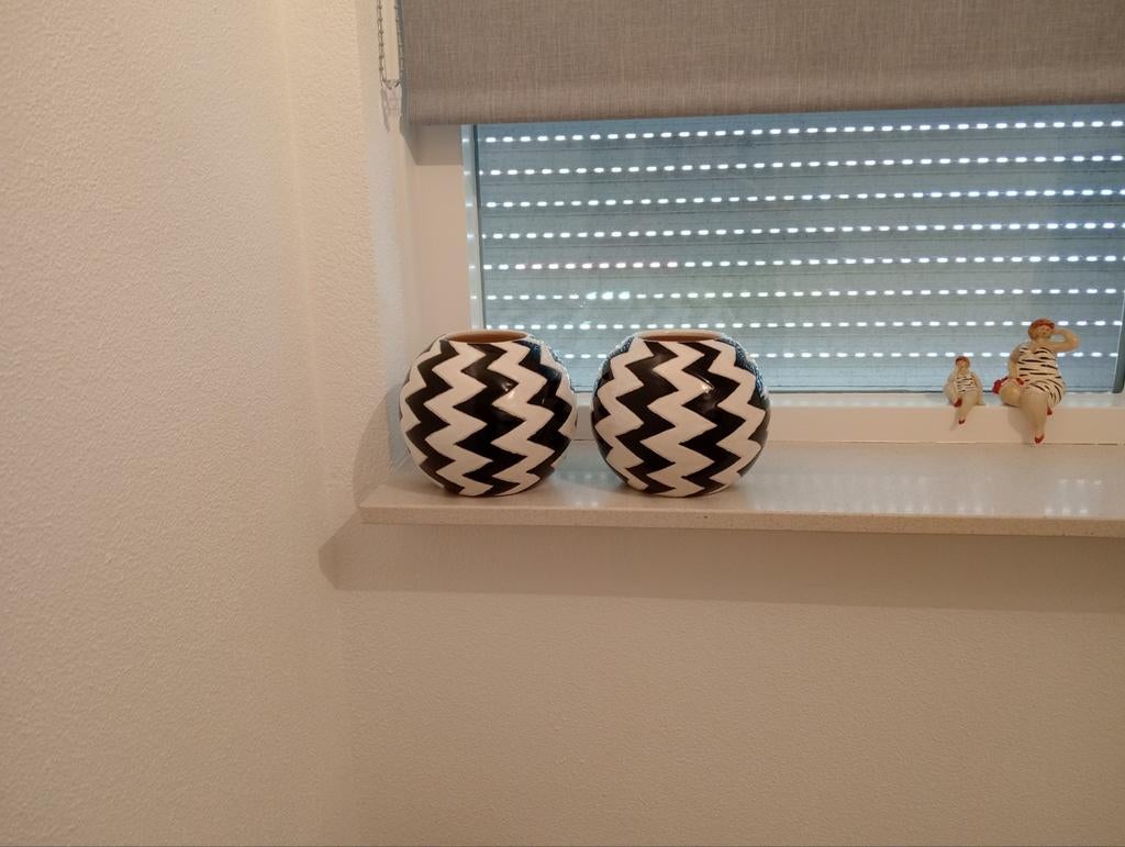 Set van 2 decoratieve bloempotten met zigzagpatroon, Zwart, Aardewerk of Porselein, Ophalen of Verzenden, Zo goed als nieuw