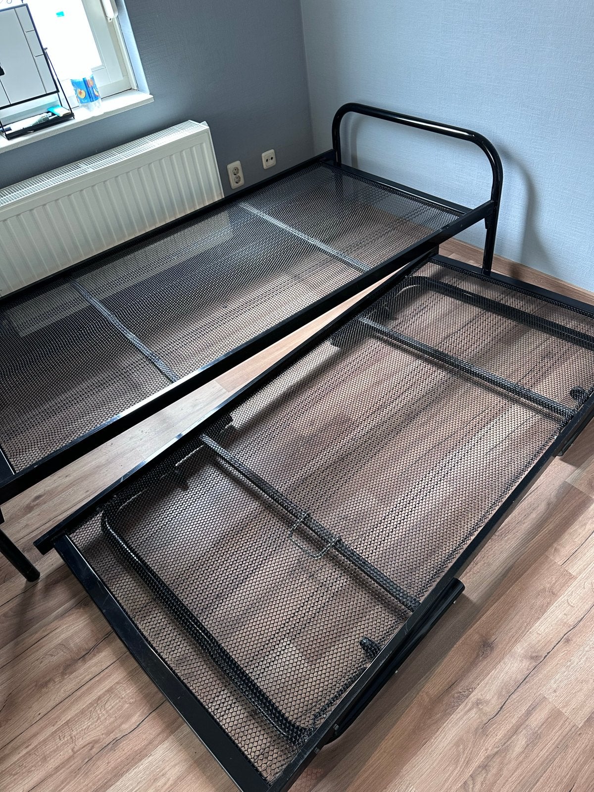 Zwart metalen bedframe met uitschuifbaar onderbed, Ophalen, Gebruikt, 90 cm, Eenpersoons