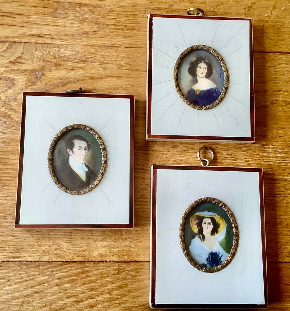 3 Antieke Miniatuurportretjes. Op natuurlijk beenmateriaal., Ophalen of Verzenden