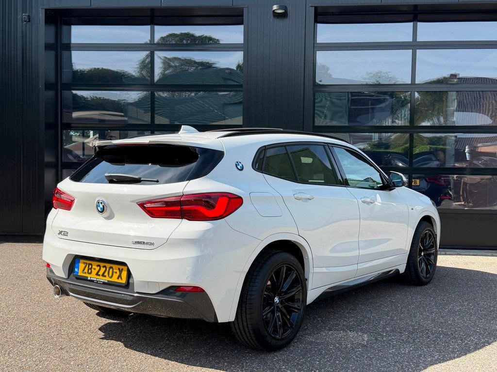 BMW X2 SDrive18i M-Sport Shadowline Pano Headup NL Auto!, X2, Gebruikt, Wit, 3 cilinders