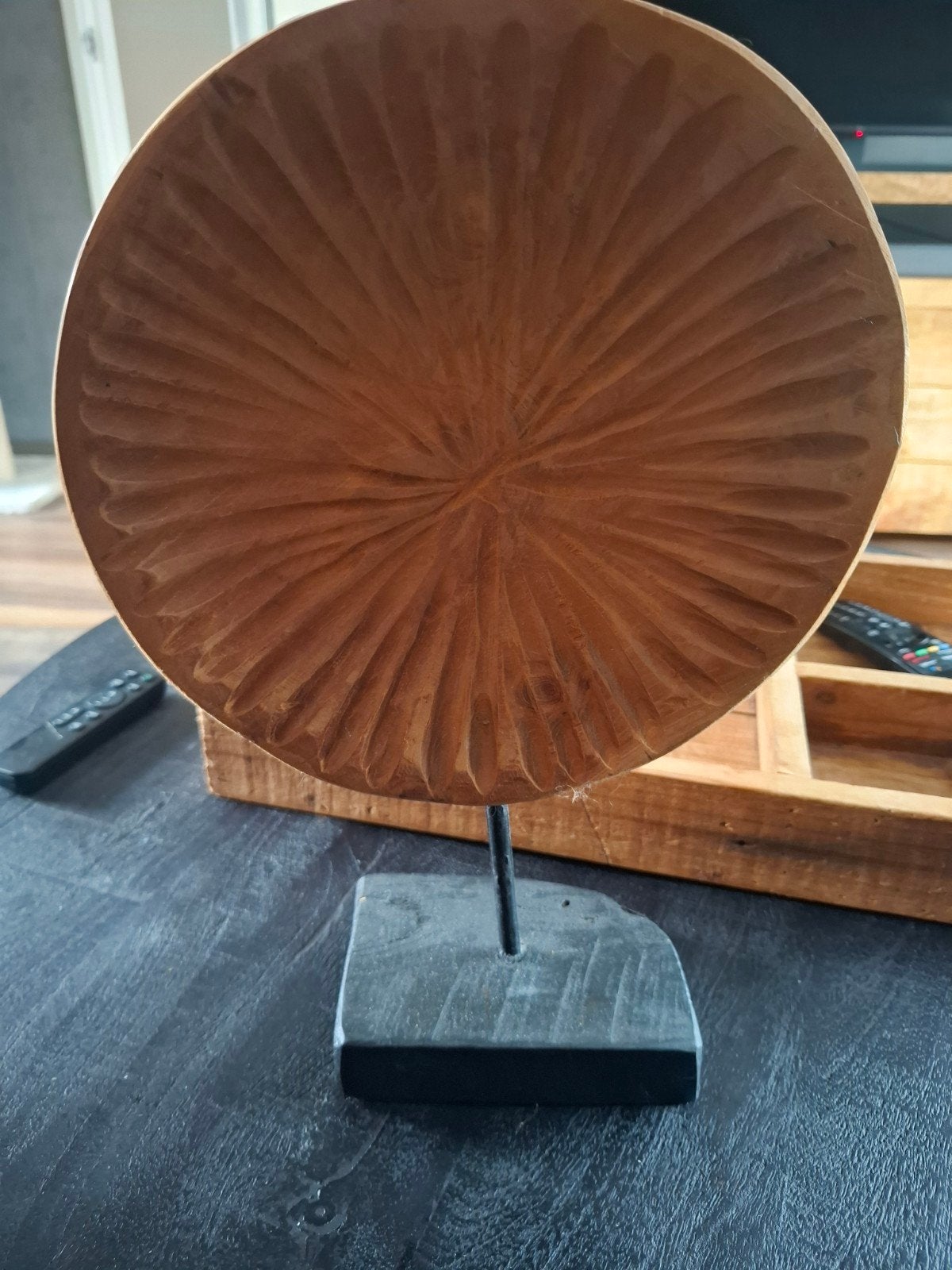 Houten decoratief object op sokkel, Antiek en Kunst, Ophalen of Verzenden, 20 - 50 cm, Beeld, Bruin