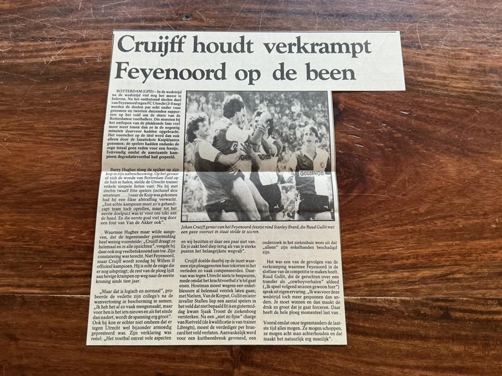 Voetbal krantenartikel Cruijff houdt verkrampt Feyenoord …, Verzamelen, Ophalen of Verzenden, Knipsel(s)