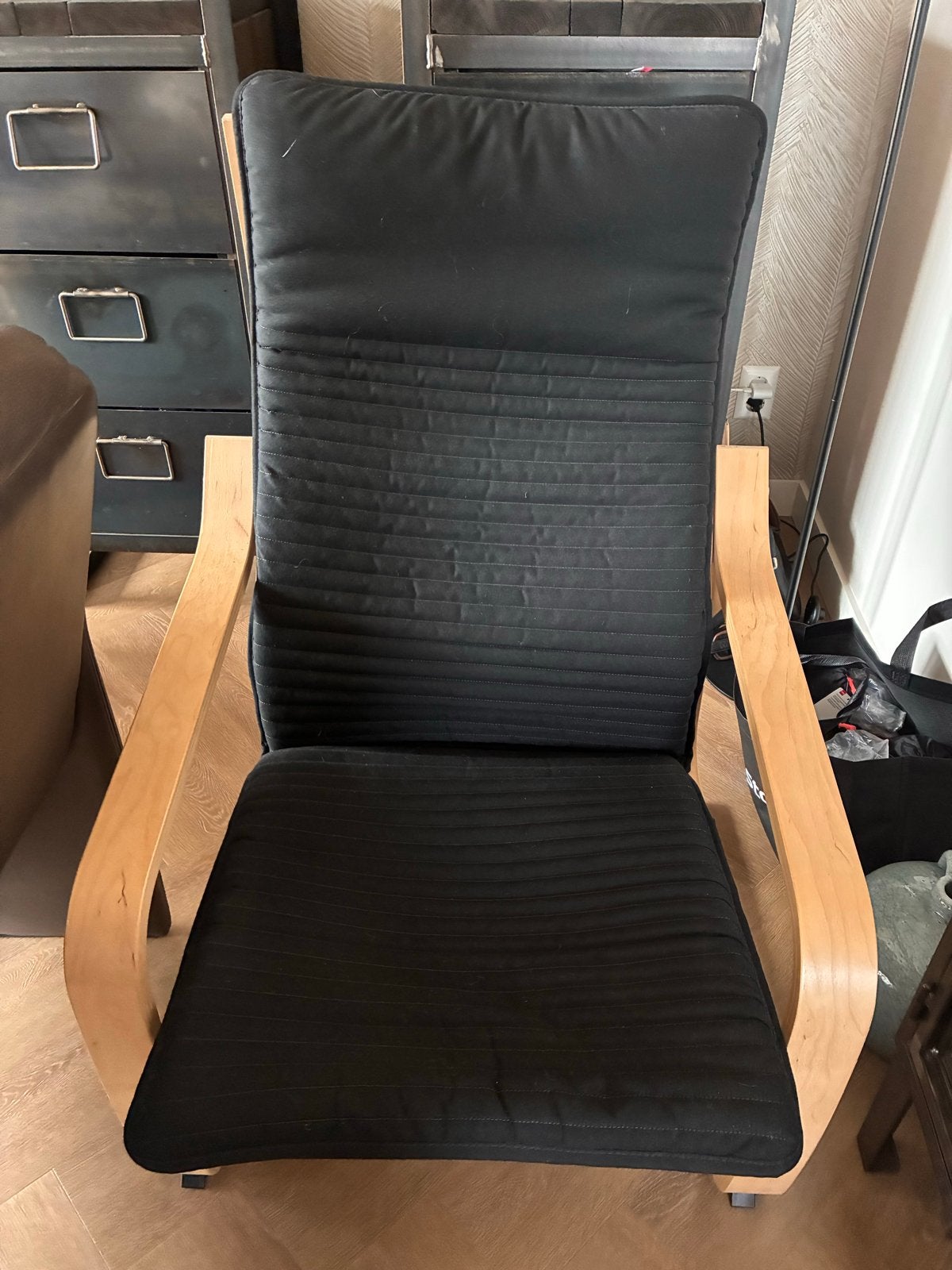 Ikea POÄNG Fauteuil - Berkenfineer met Zwarte Knisa Bekledin, Ophalen, 75 tot 100 cm, Zo goed als nieuw, 50 tot 75 cm