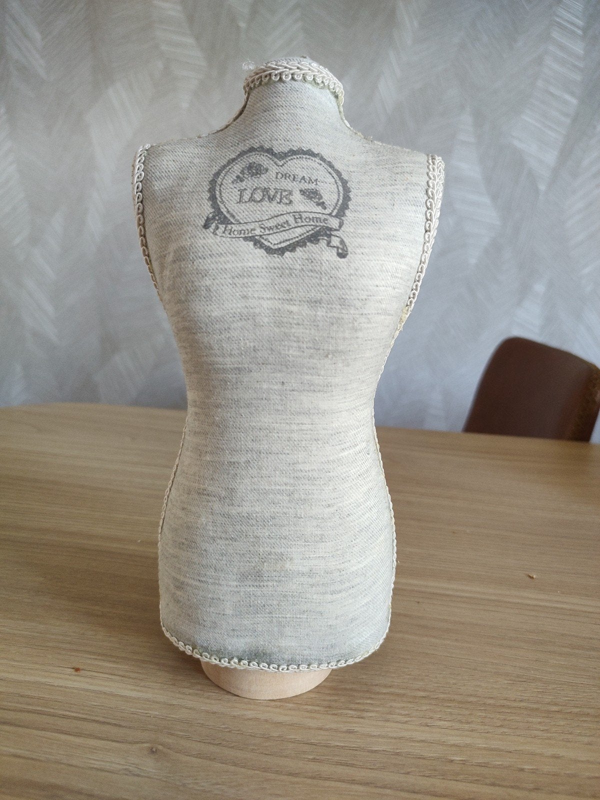 Decoratieve mini paspop met 'Home Sweet Home' opdruk, Ophalen of Verzenden, Gebruikt