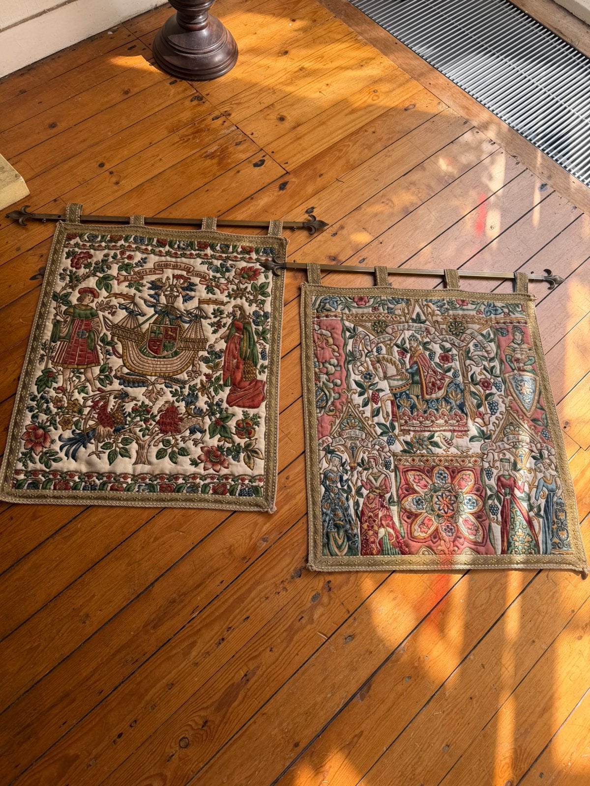 2 mooie oude goblin wandkleden met koperen hangers, Ophalen of Verzenden