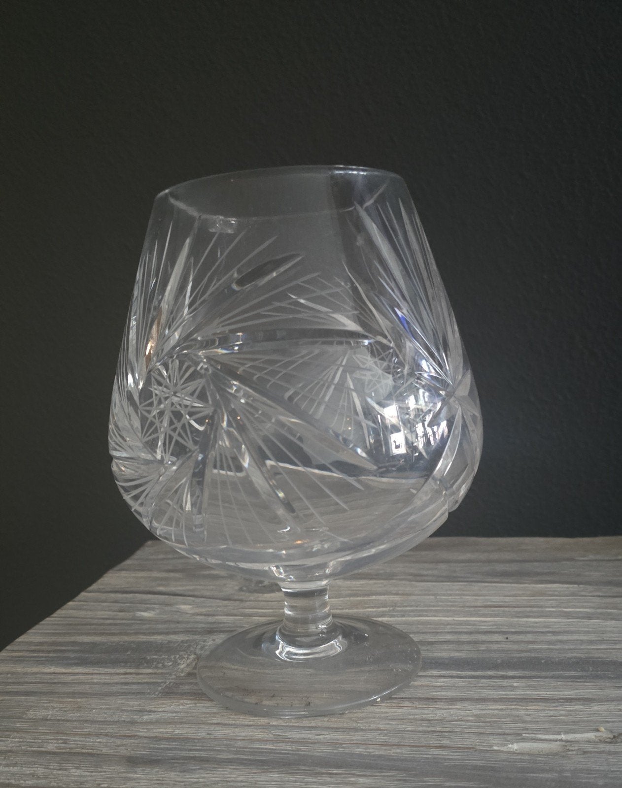 Groot kristallen cognacglas met geslepen decoratie, Ophalen of Verzenden